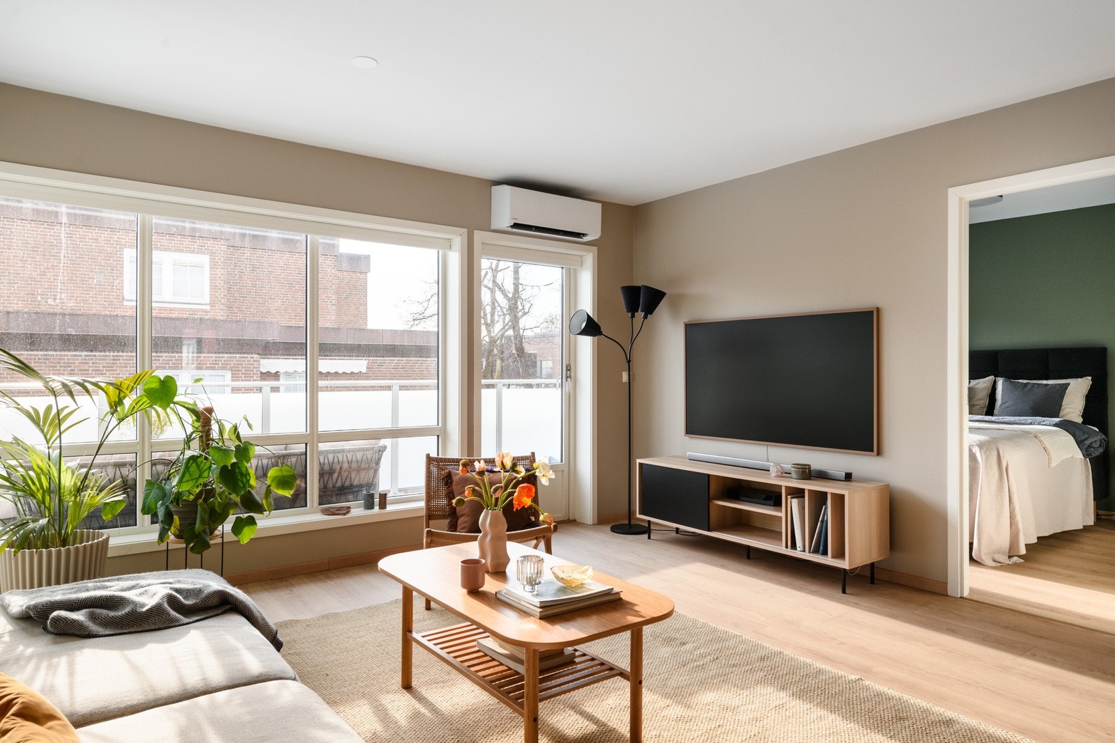 Boligen ble oppgradert med nytt gulv med varmekabler og varmepumpe i 2023. Galleribilde