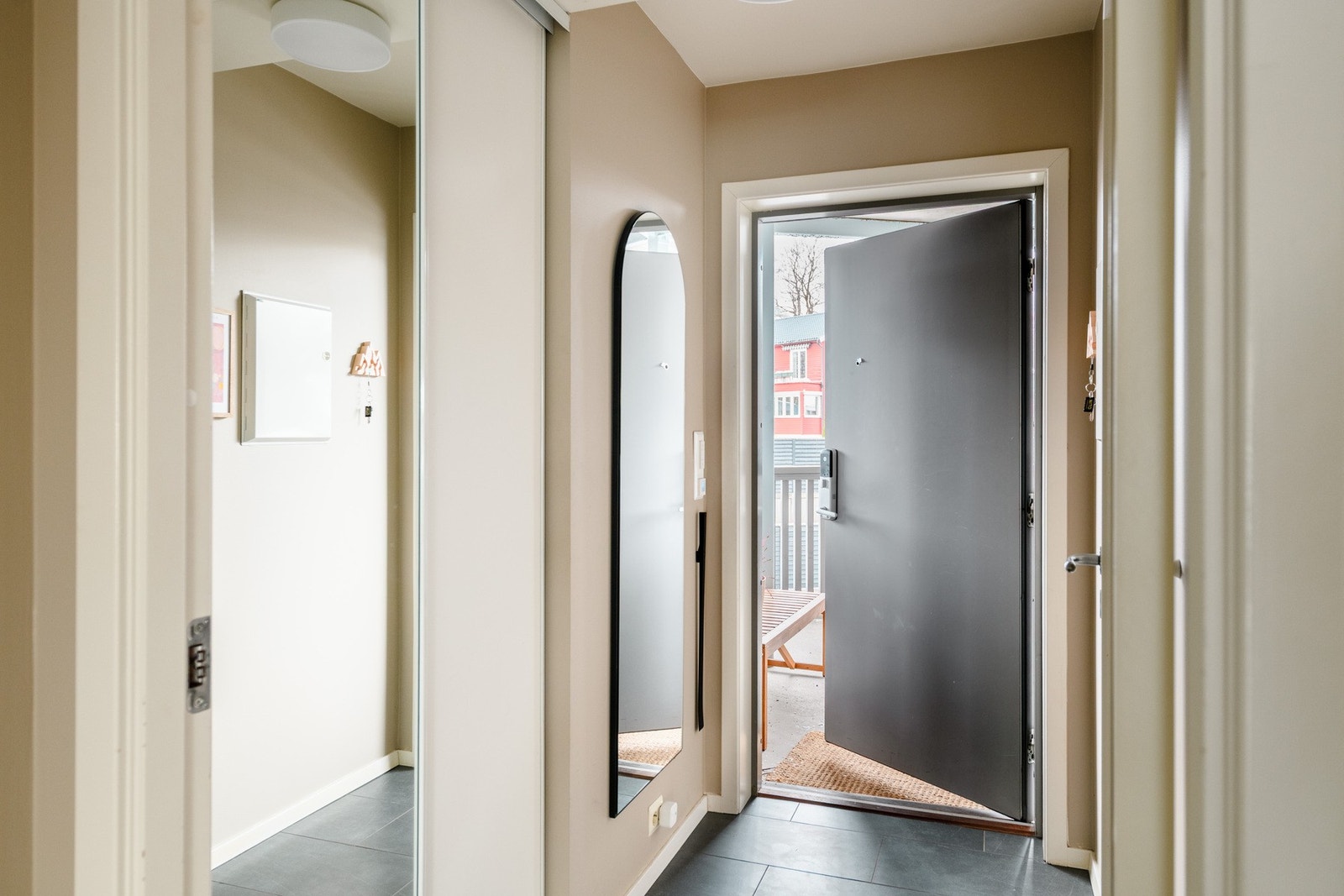 Flislagt entré med integrert garderobe i nisje. Galleribilde