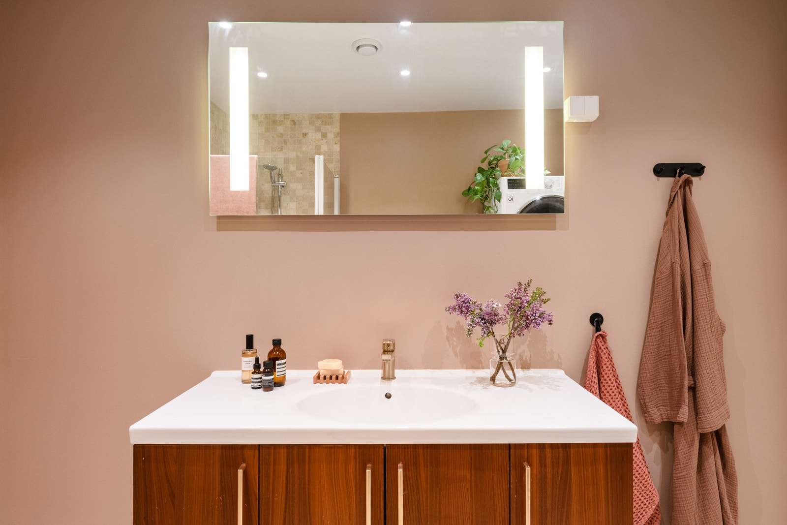 Matte veggflater og stor servant gir badet en helhetlig finish. Galleribilde