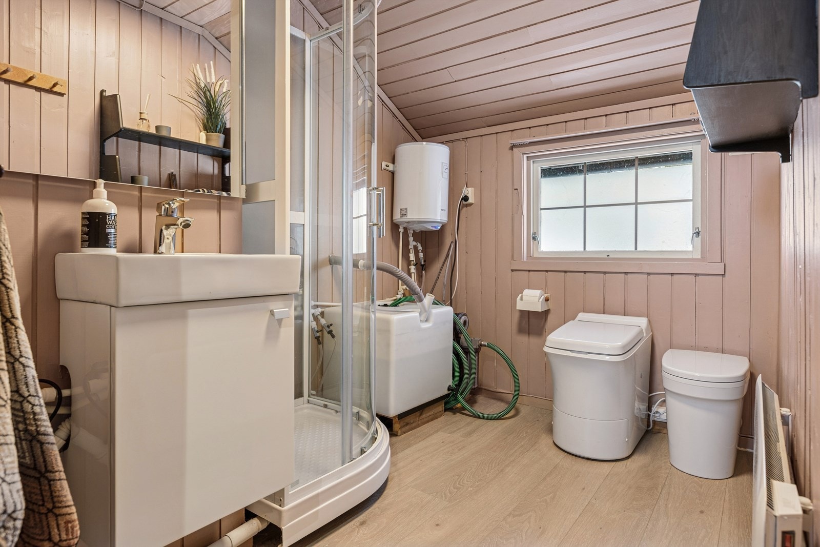 Her er det installert forbrenningstoalett og en smart vannløsning med egen tank. Galleribilde