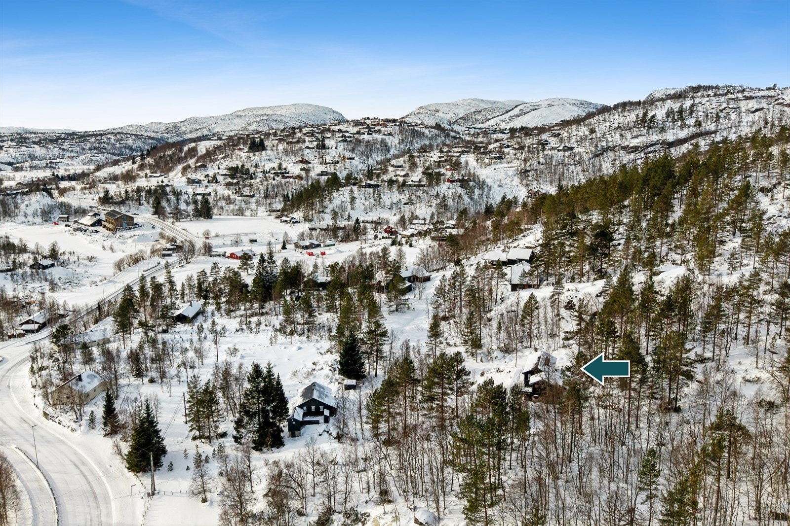 Eiendommen har to faste parkeringsplasser ved hovedveien, med en sti på ca. 70 meter opp til hytta. Galleribilde