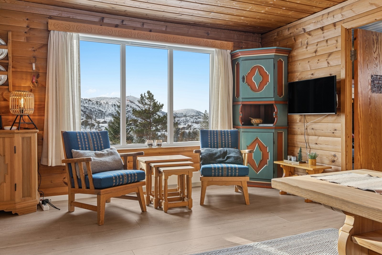 Store vindusflater gir rikelig med lys og en flott utsikt over fjellandskapet. Galleribilde