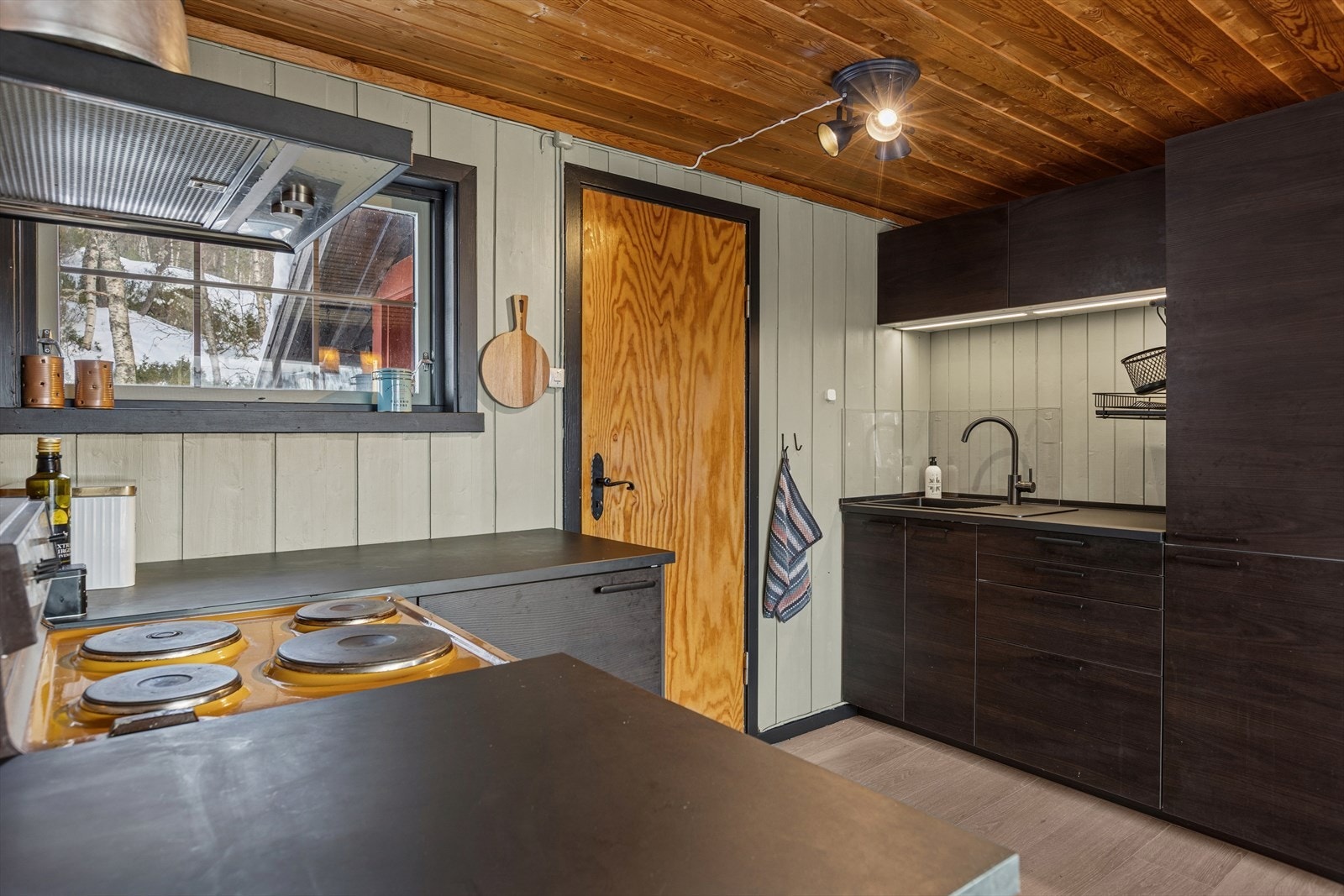 Kjøkkenet er praktisk innredet med både frittstående og integrerte hvitevarer. Galleribilde