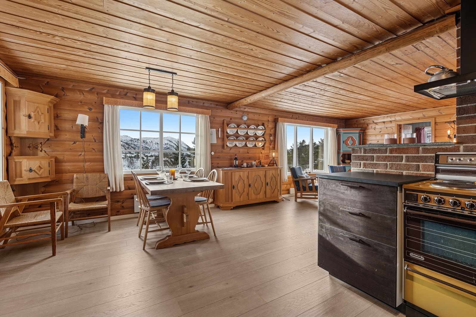 Den åpne løsningen skaper en god flyt mellom de ulike sonene i hytta. Galleribilde