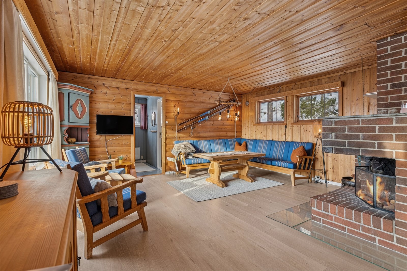 Hytta har gjennomgående panel på vegger og i tak, og gulvet i stuen er nytt. Galleribilde