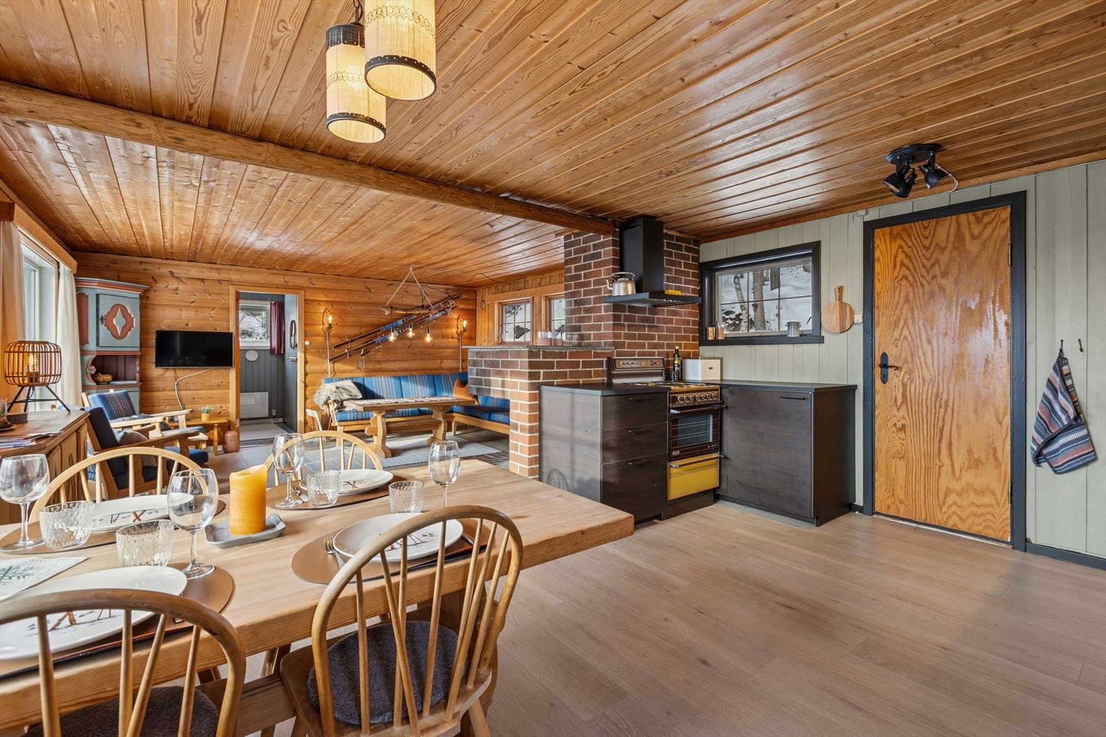 Kjøkkenet fra Ikea ble installert i 2021 og har glatte fronter og laminat benkeplate. Galleribilde