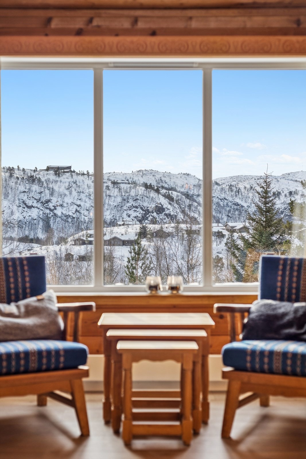 Fra stuen kan du nyte utsikten mot fjellene og nærområdet. Galleribilde