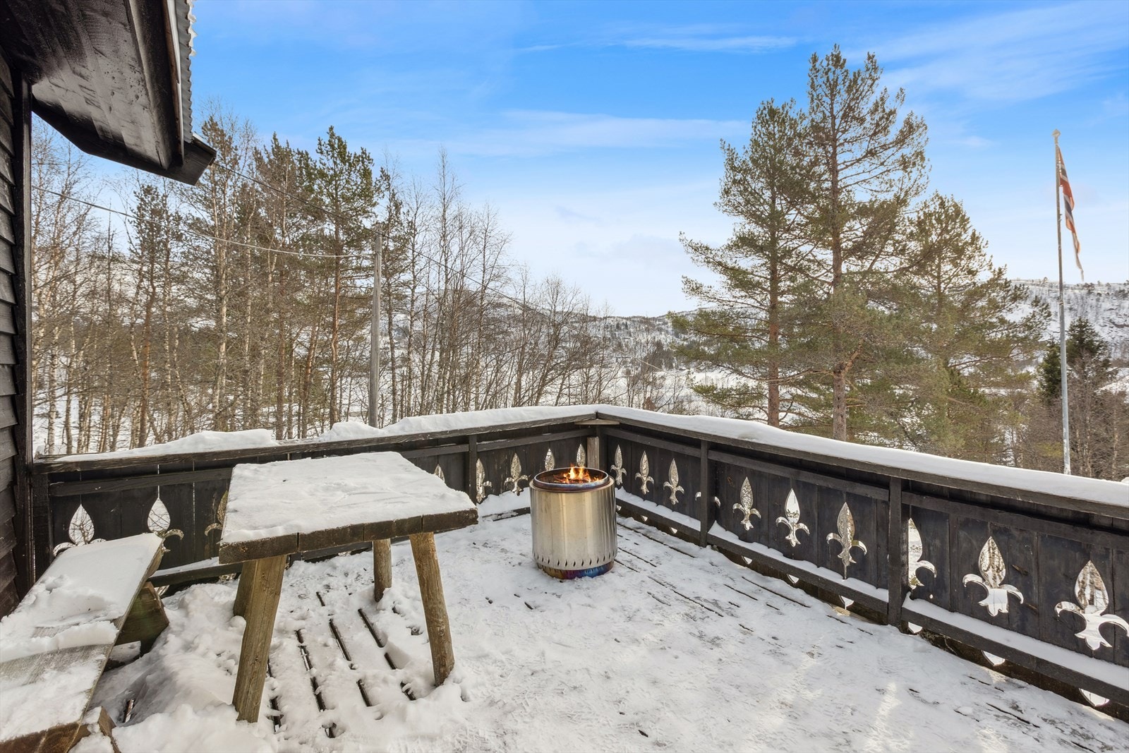 Terrassen ved inngangspartiet er på ca. 12 m². Galleribilde
