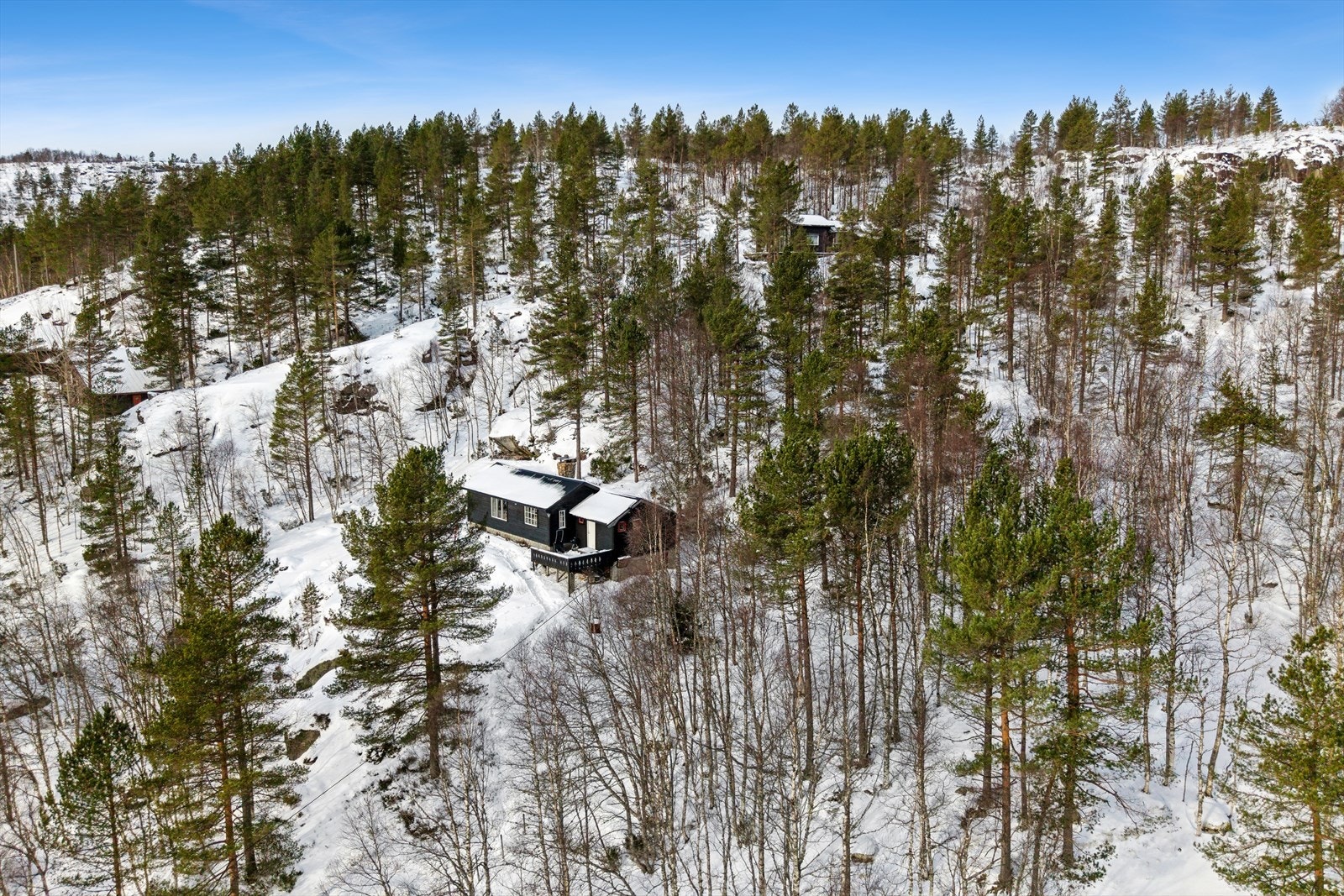 Hytta ligger fint til i et etablert hytteområde. Galleribilde