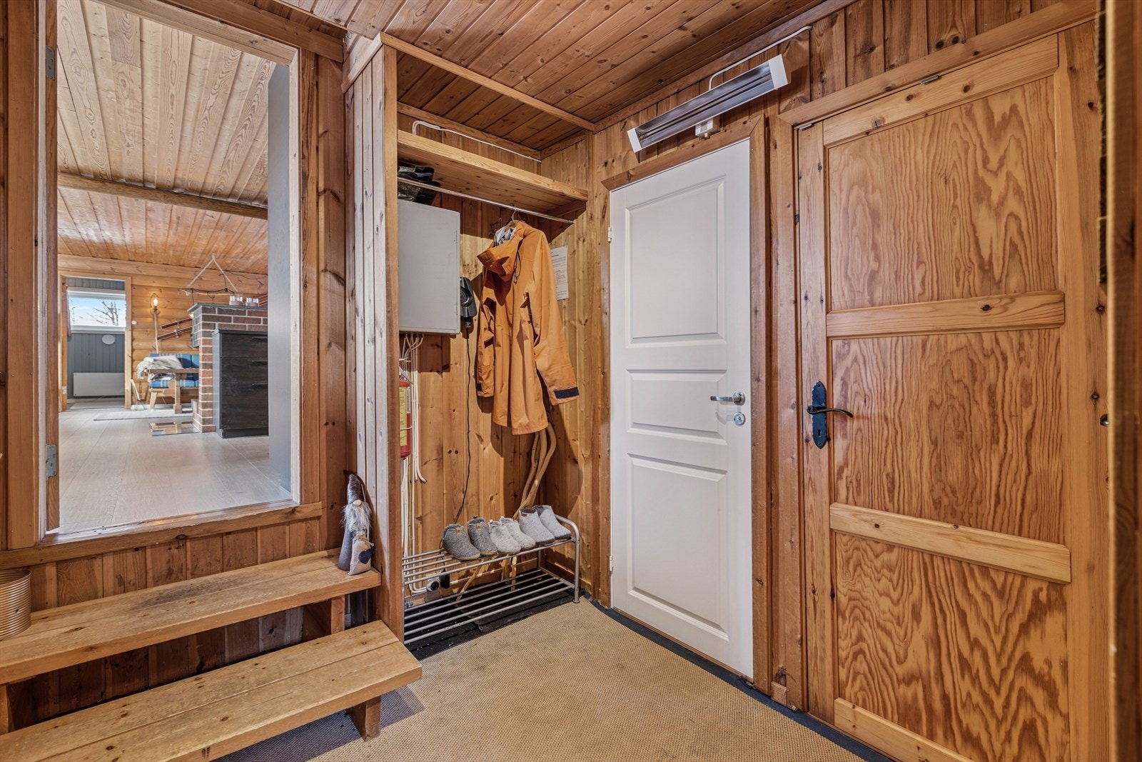 Entreen har god plass til oppbevaring av yttertøy og sko. Galleribilde