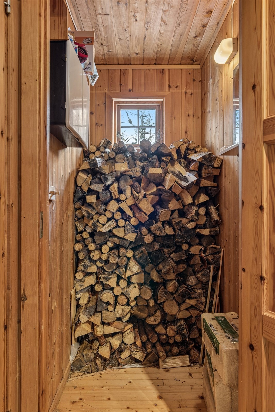 Hytta har en praktisk innvendig bod for lagring av ved. Galleribilde