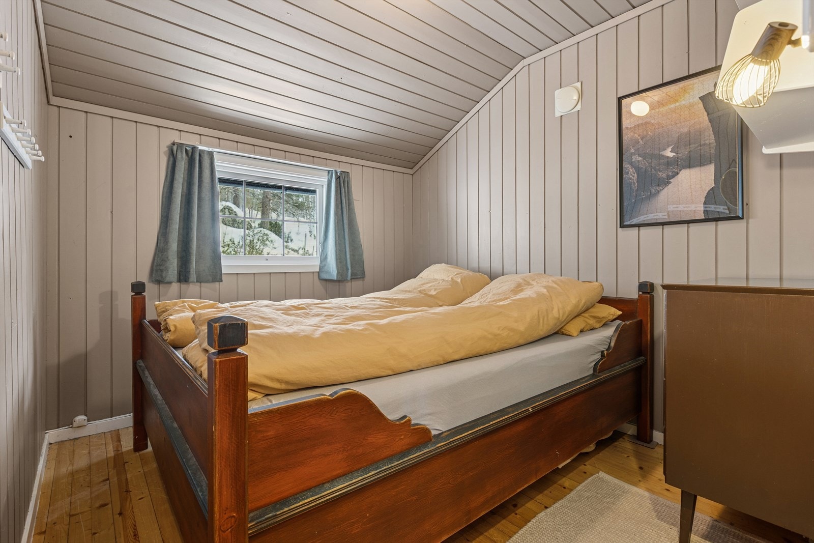 Soverommet har plass til dobbeltseng og er kledd med panel. Galleribilde