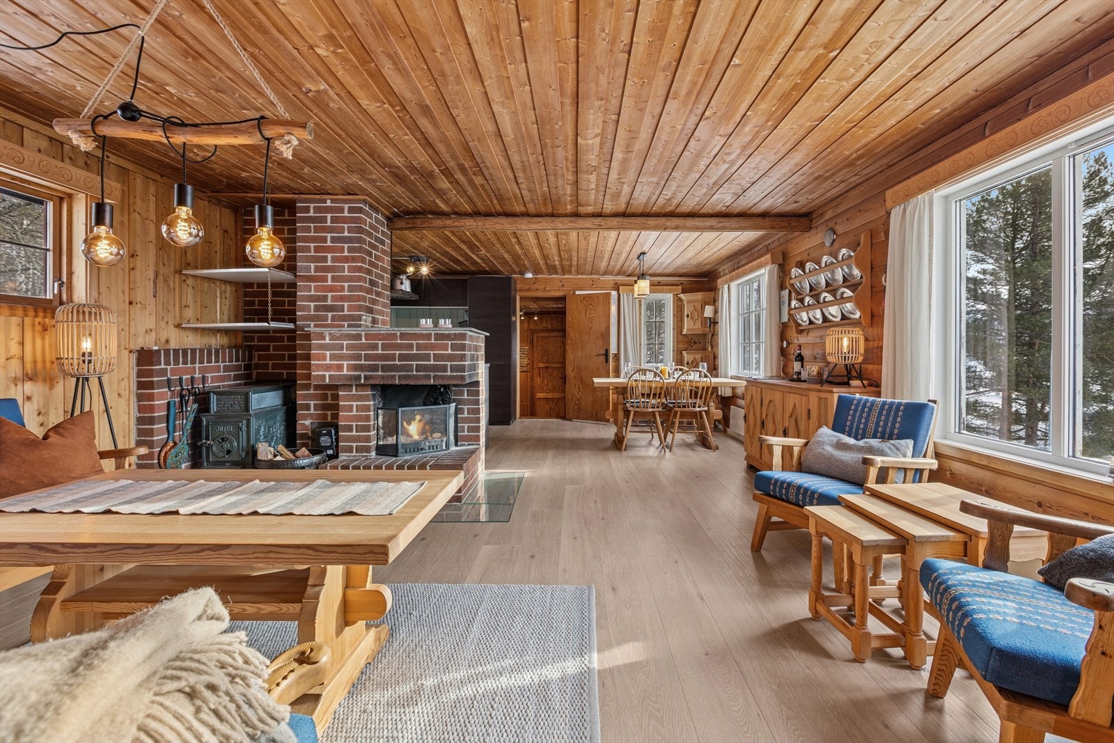 Stuen er et sosialt samlingspunkt med åpen løsning mot kjøkkenet og plass til flere sittegrupper. Galleribilde