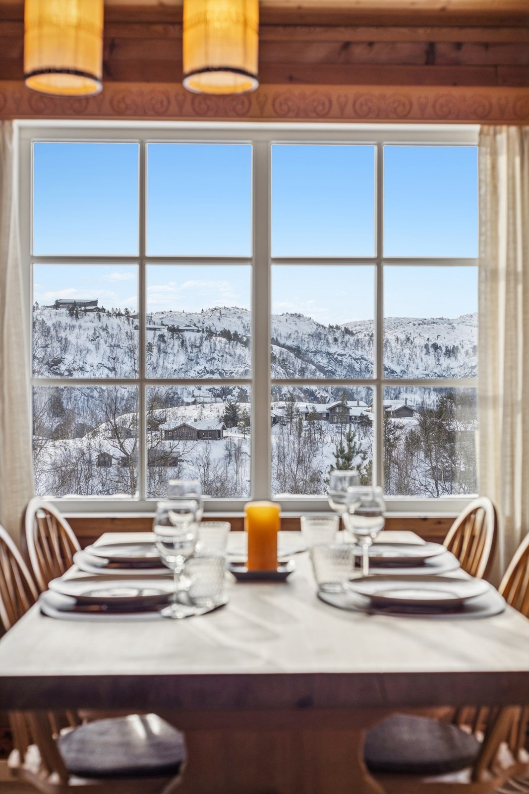 Her kan måltidene nytes med utsikt mot det snøkledde landskapet. Galleribilde