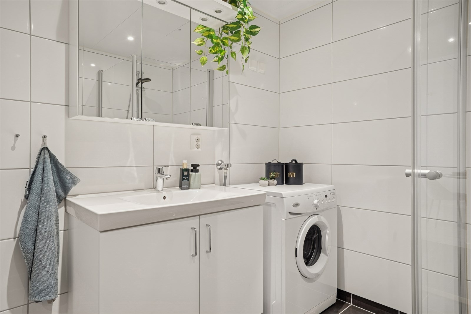 Speilskap og underskap med god oppbevaringsplass Galleribilde