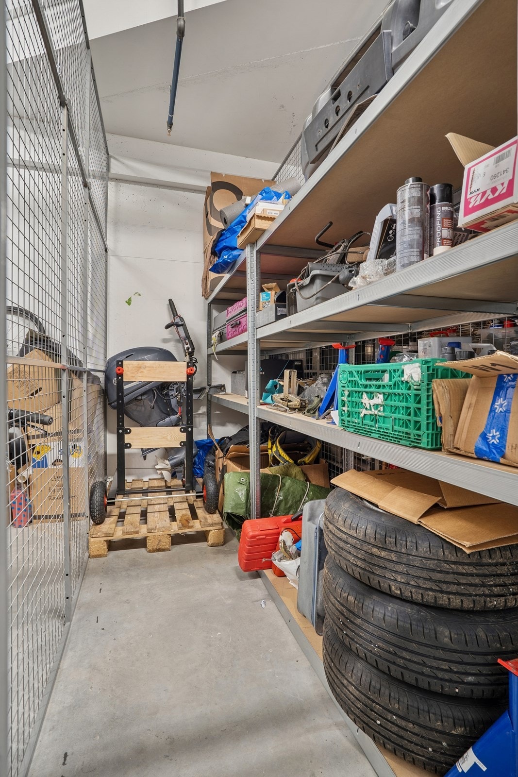 Romslig sportsbod med god takhøyde for ekstra oppbevaring Galleribilde