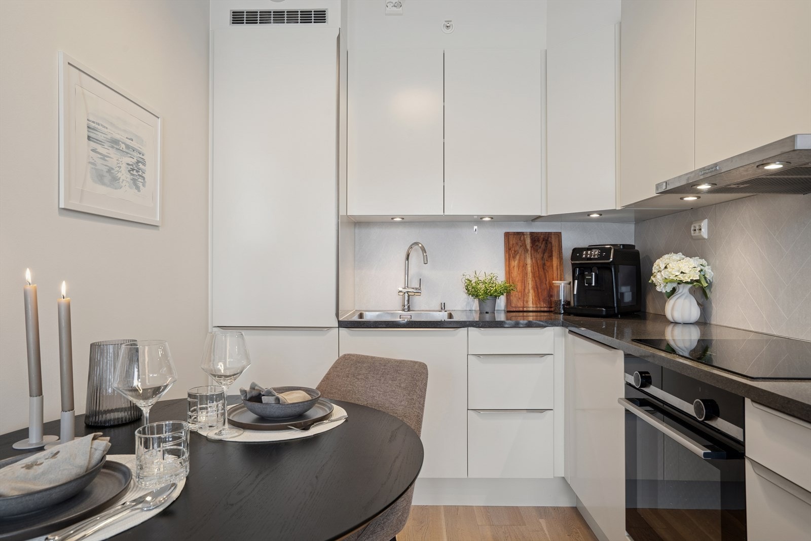 Kjøkkenet er innredet med glatte fronter og laminat benkeplate Galleribilde