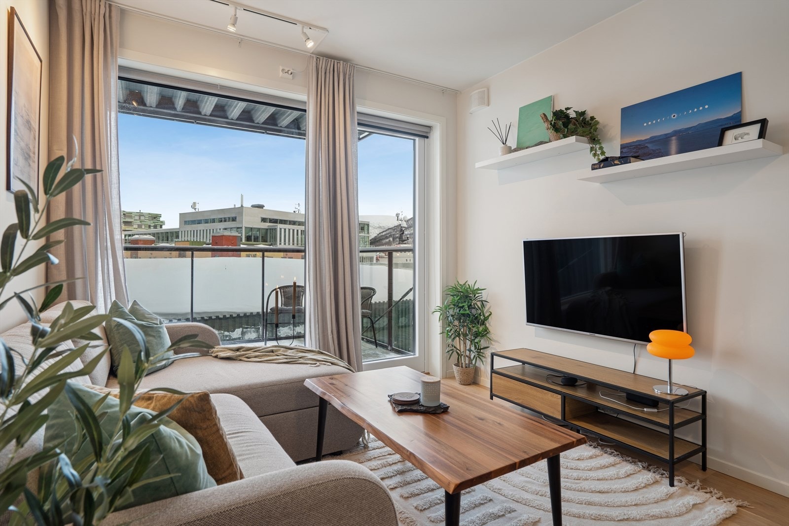 Fra stuen er det utgang til en hyggelig balkong på ca 7 kvm Galleribilde