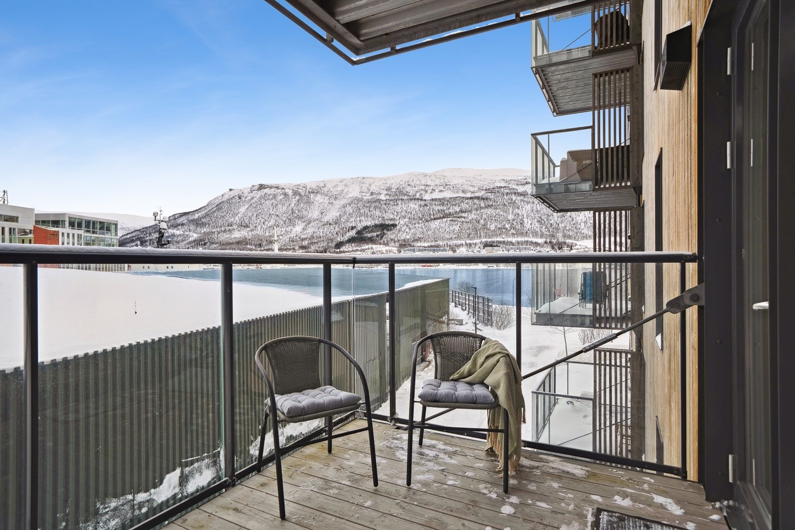 Nordvendt balkong og utsikt mot deler av fastlandet i Tromsdalen Galleribilde