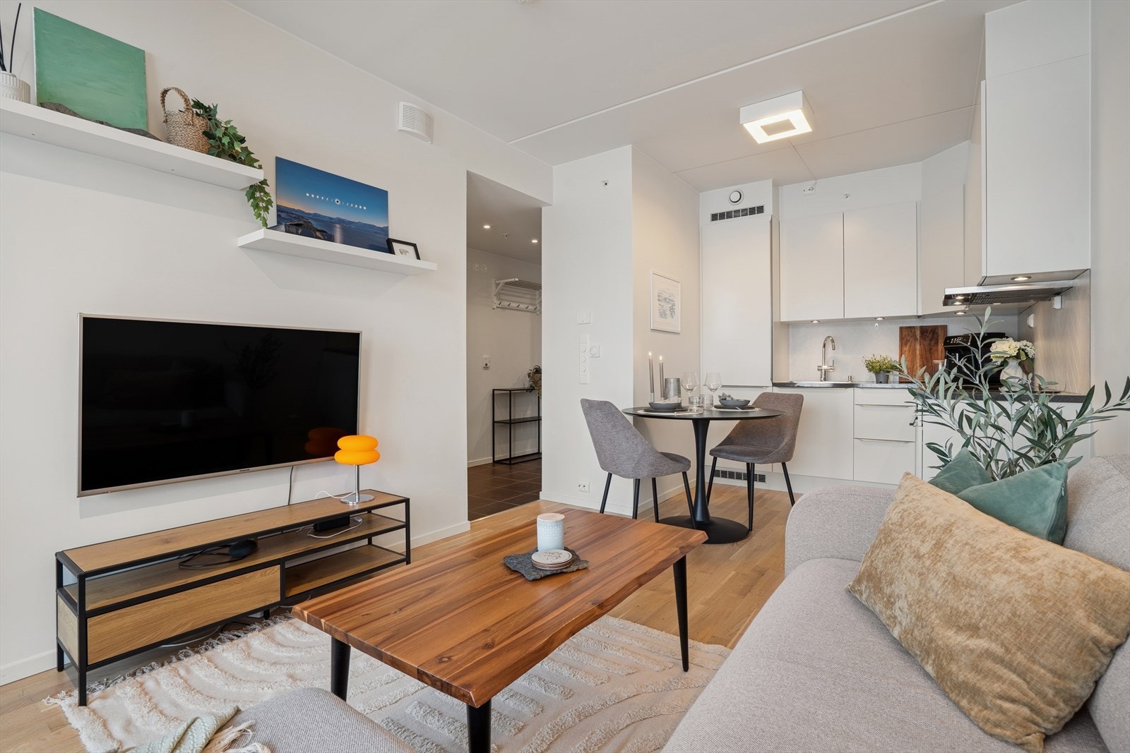 Stuen ligger i åpen løsning mot kjøkkenet Galleribilde