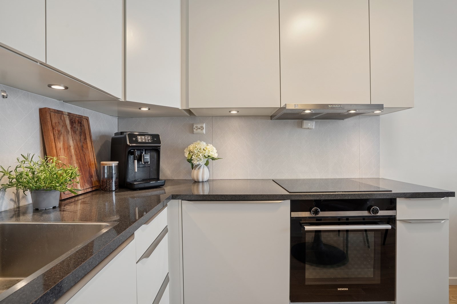 Lys over benkeplate for bedre arbeidslys under matlagingen Galleribilde