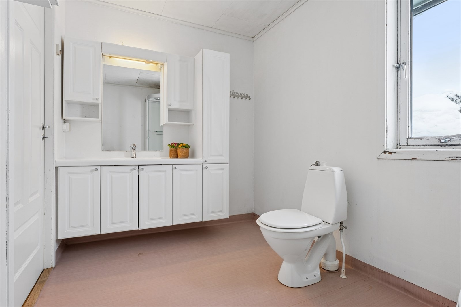 Baderomsinnredning med servant, underskap og speilskap Galleribilde