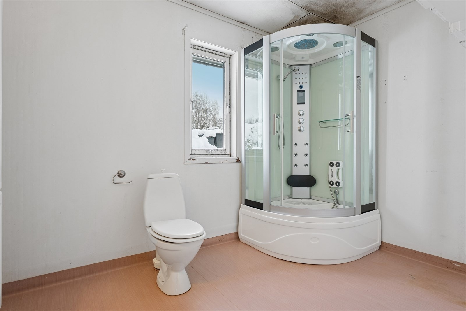 Bad fra byggeår er utstyrt med bl.a dusjkabinett og gulvmontert wc. Det er registrert fuktskader i himlingen. Galleribilde