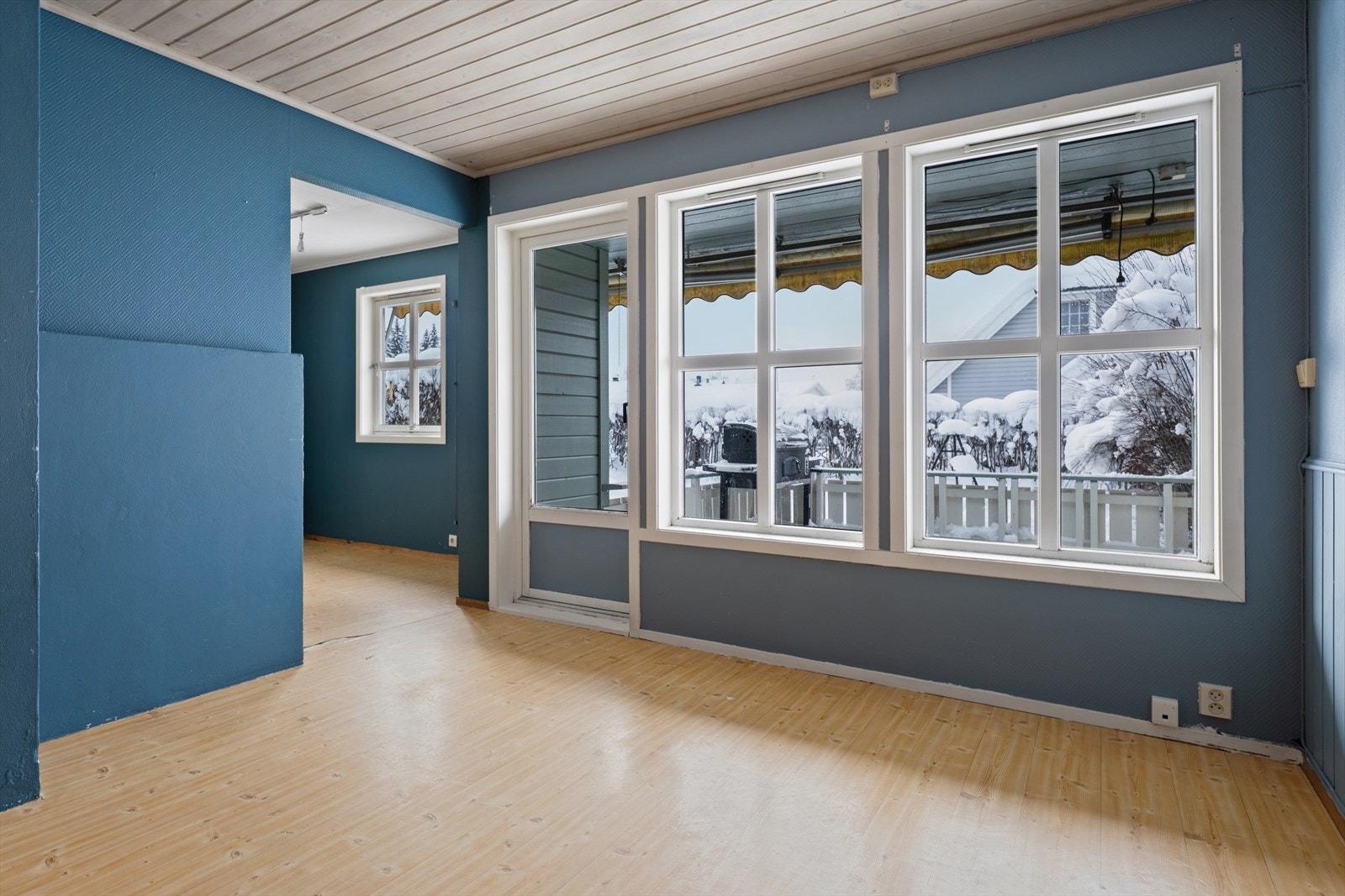 Stua har store vindusflater og direkte utgang til en sørvendt terrasse på 12 m². Galleribilde