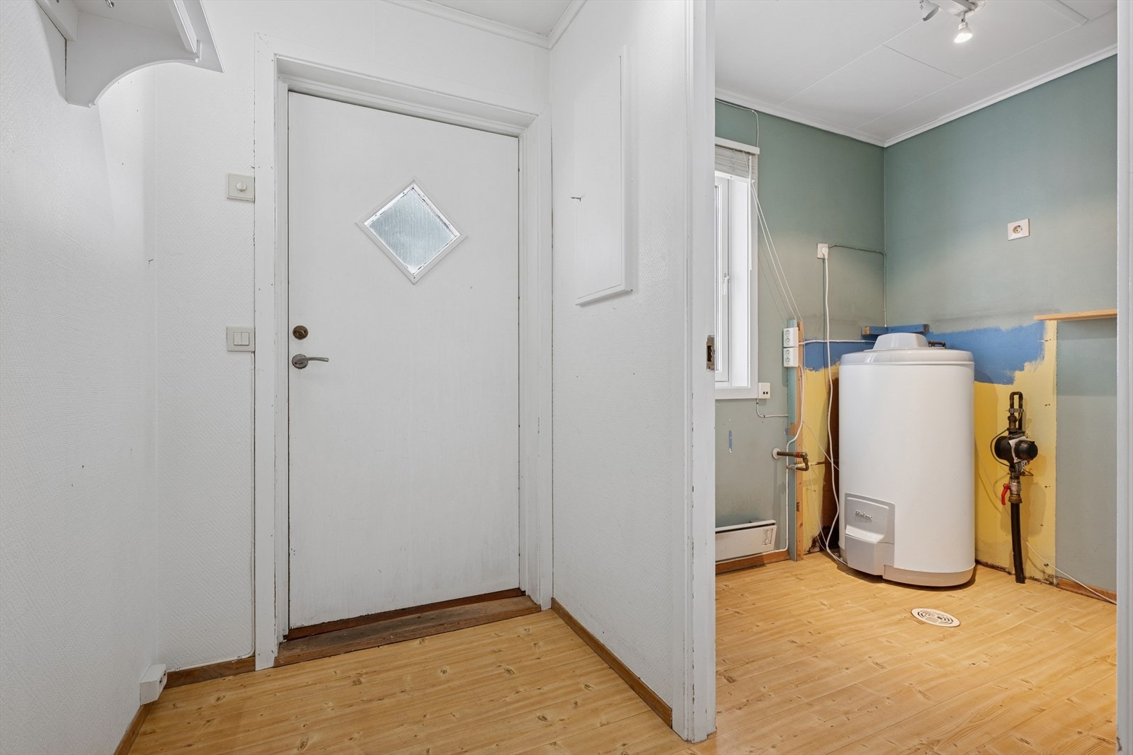 Innvendig bod hvor varmtvannsberederen på ca. 200 liter fra 2015 er plassert. Galleribilde