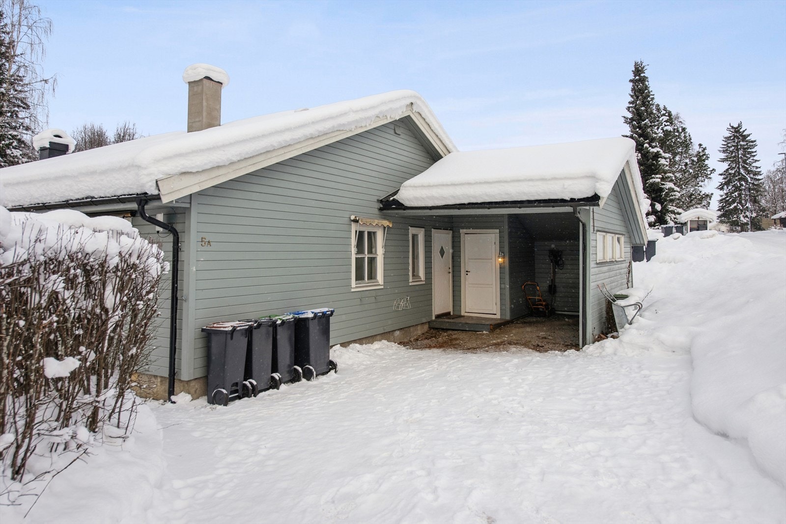 Boligen har carport med én biloppstillingsplass, som ble tilbygget i 2002. Galleribilde