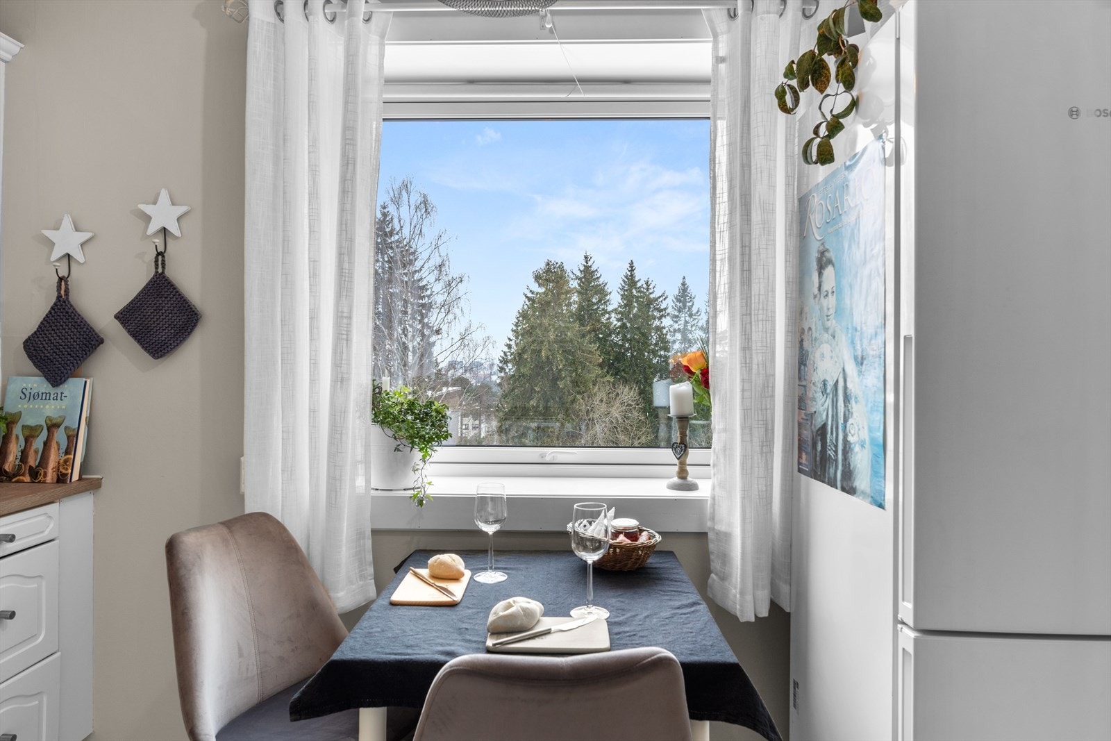 Koselig spiseplass med hyggelig, usjenert utsyn mot Holmenkollen og Grefsenkollen. Galleribilde