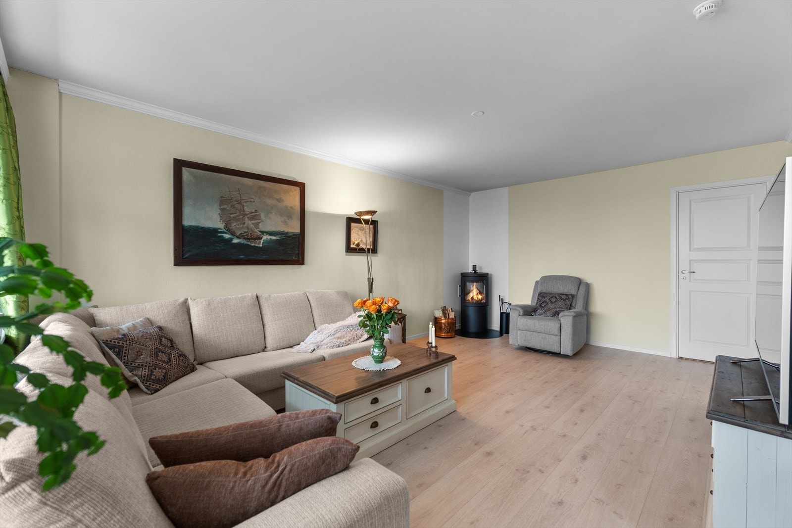 Stuen er romslig og har god plass til stuemøblement og spisebord. I hjørnet av stuen er det en peis. Galleribilde