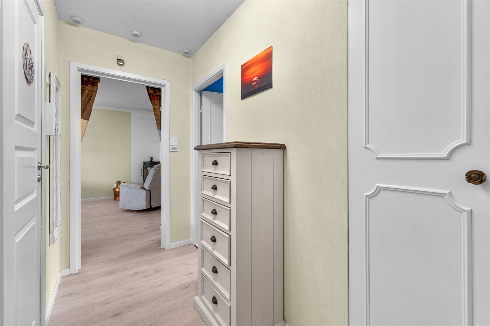 Entré med garderobeskap og plass til kommode. Galleribilde