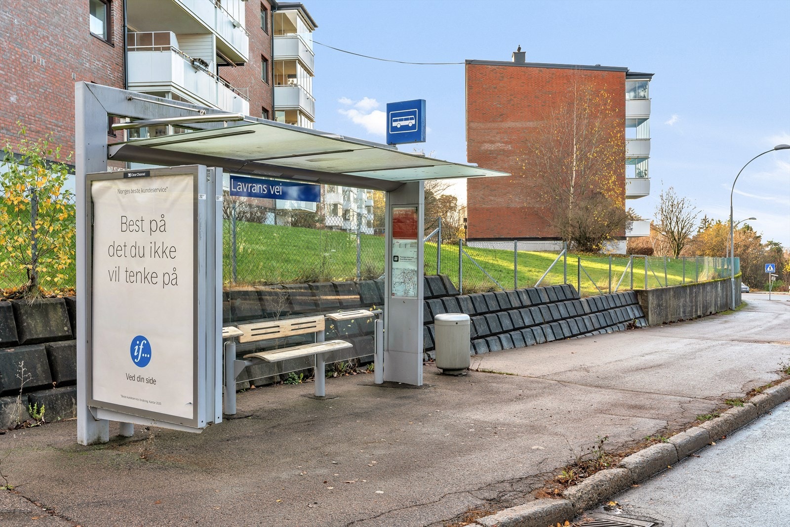 Fra inngangspartiet er det kun få minutter gange til et bredt utvalg av forretninger og kollektivtransport. Galleribilde