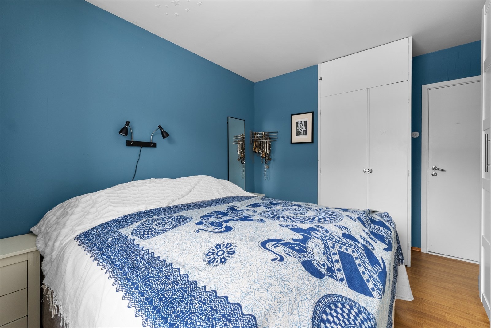 Det er to romslige soverom. Hovedsoverommet har god plass til dobbeltseng og nattbord samt godt med skapplass. Galleribilde