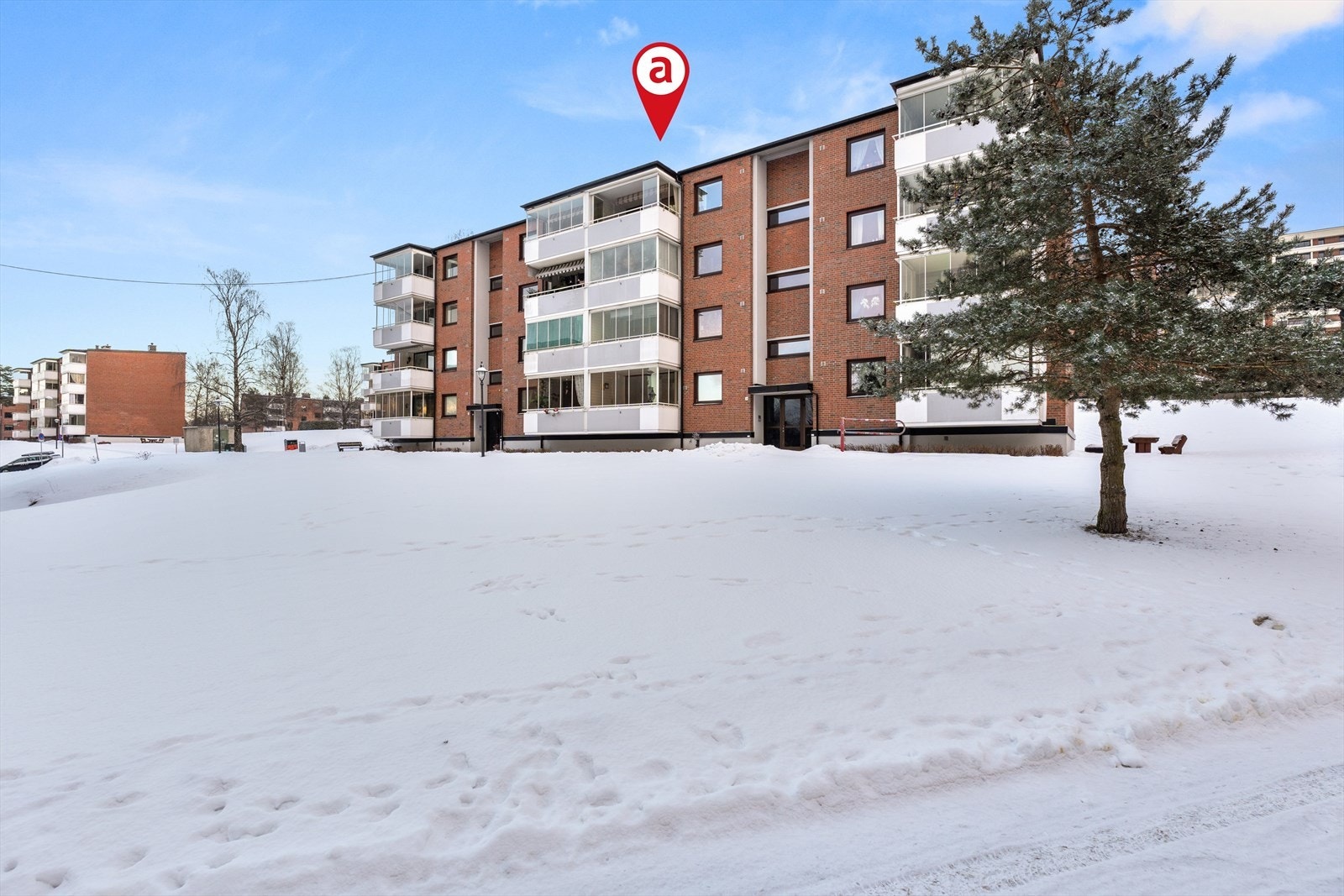 Leiligheten har en attraktiv og tilbaketrukket beliggenhet på toppen av Tveita, i et etablert område med nærmet til "alt" du trenger i hverdagen. Galleribilde