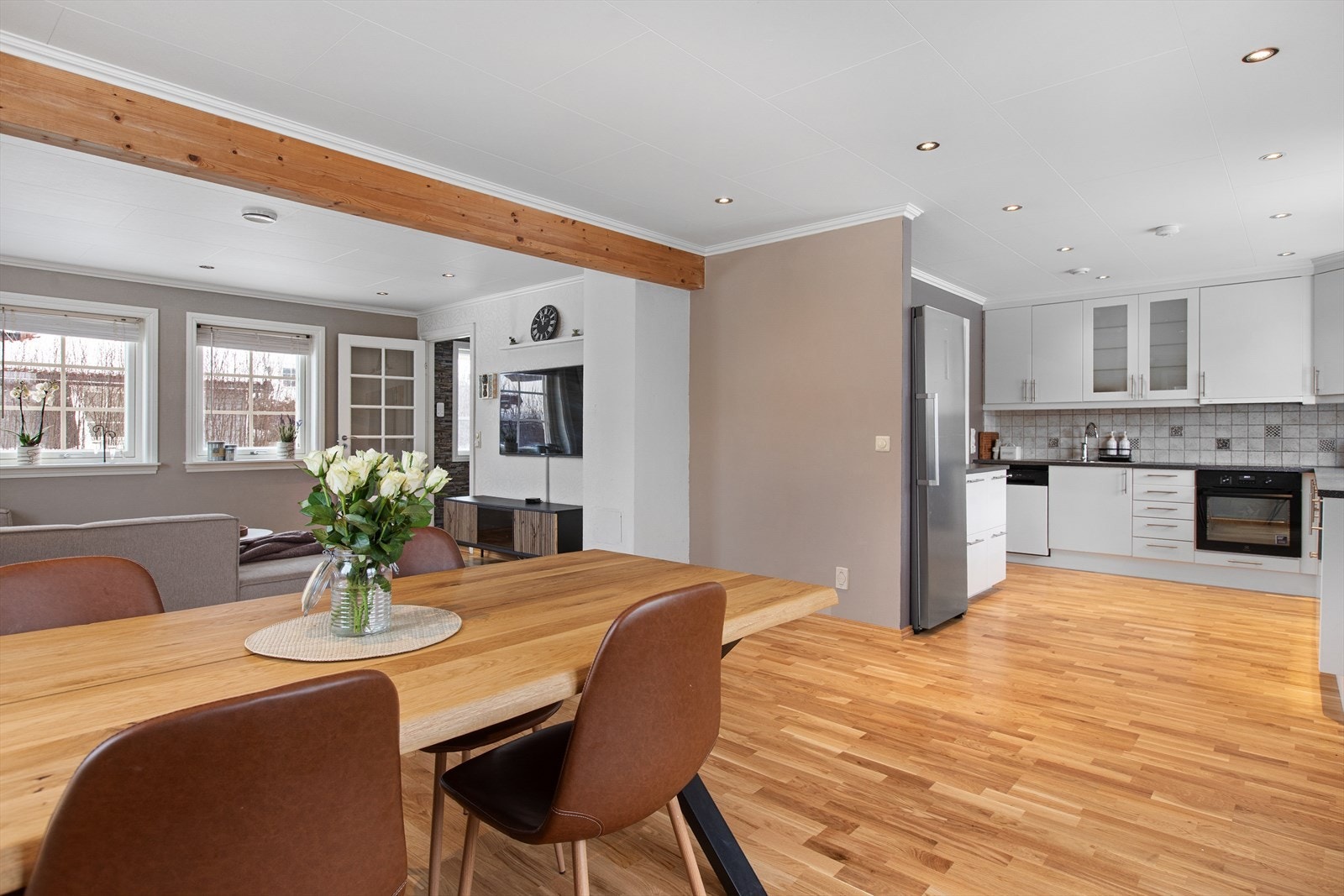 Stue og kjøkken går i en vinkel. Det er også tilgang til vaskerom fra kjøkken siden. Galleribilde