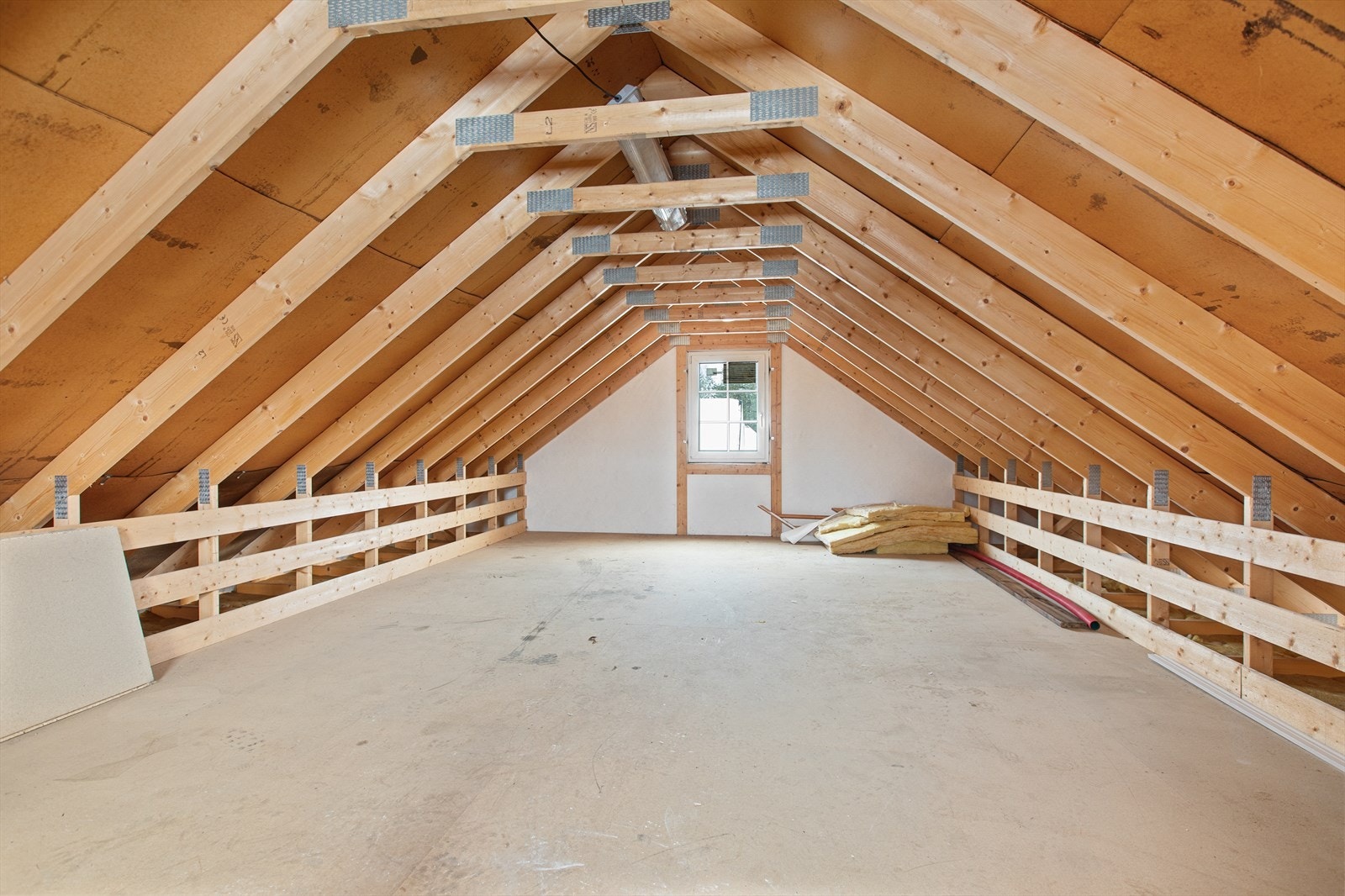 Gode oppbevaringsmuligheter på loft i garasje. Galleribilde