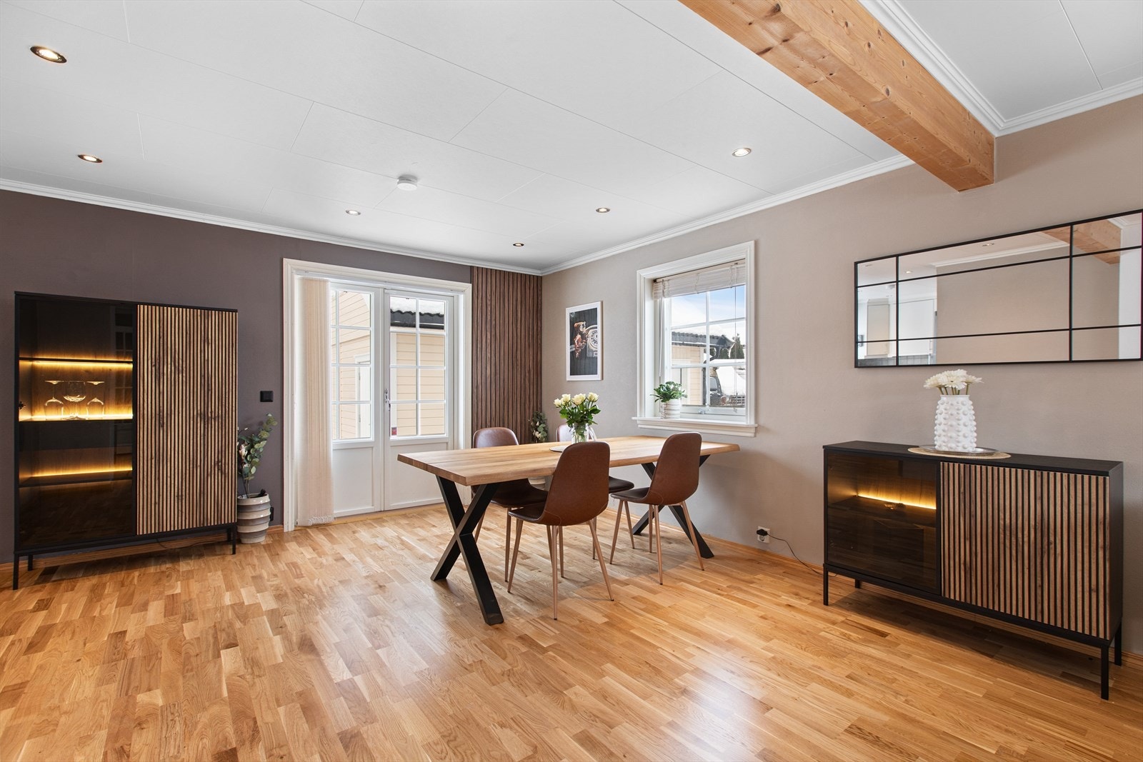 Utgang til terrasse og hage. Galleribilde