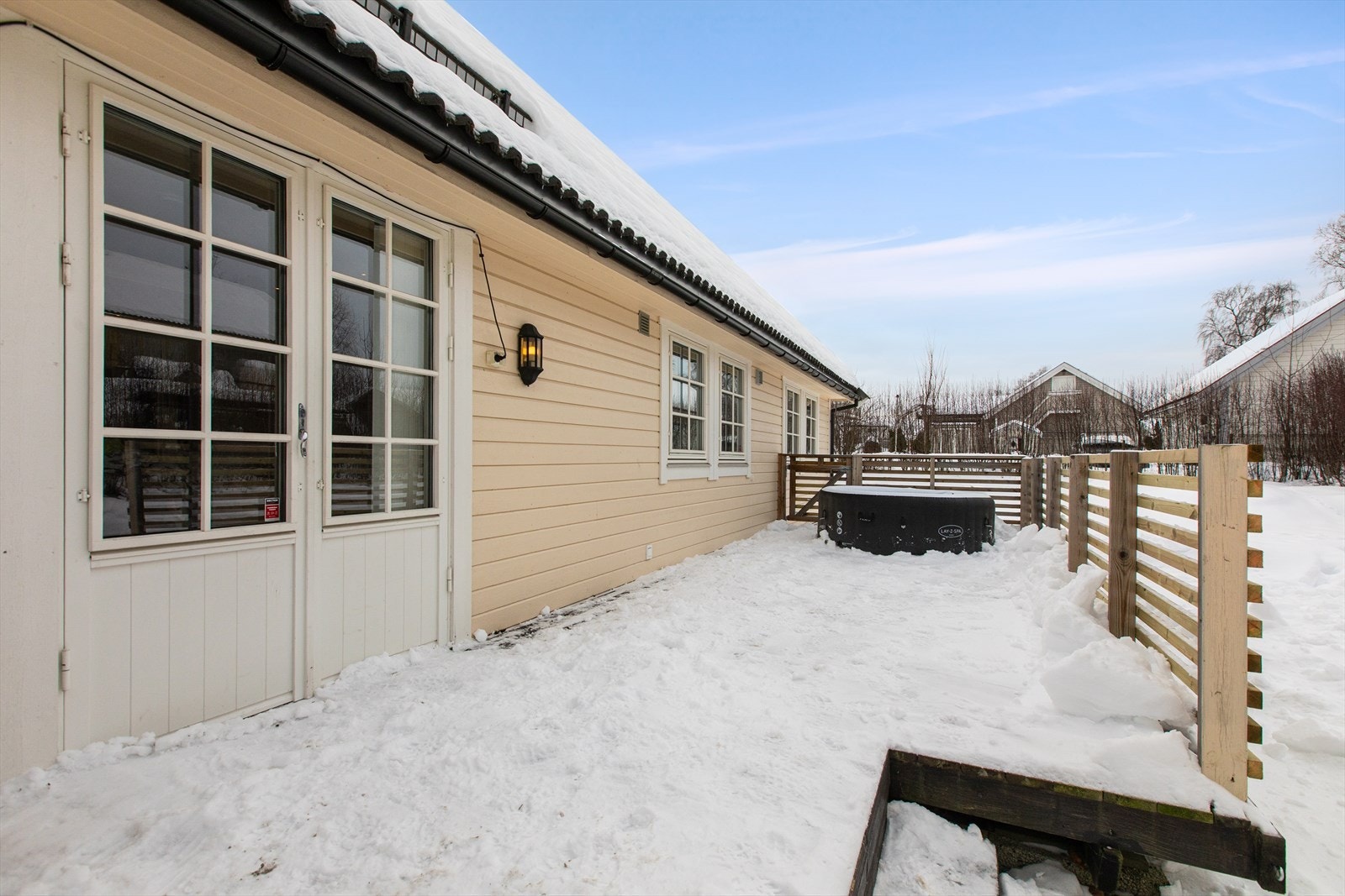 Utgang fra stue til terrasse og hage. Galleribilde