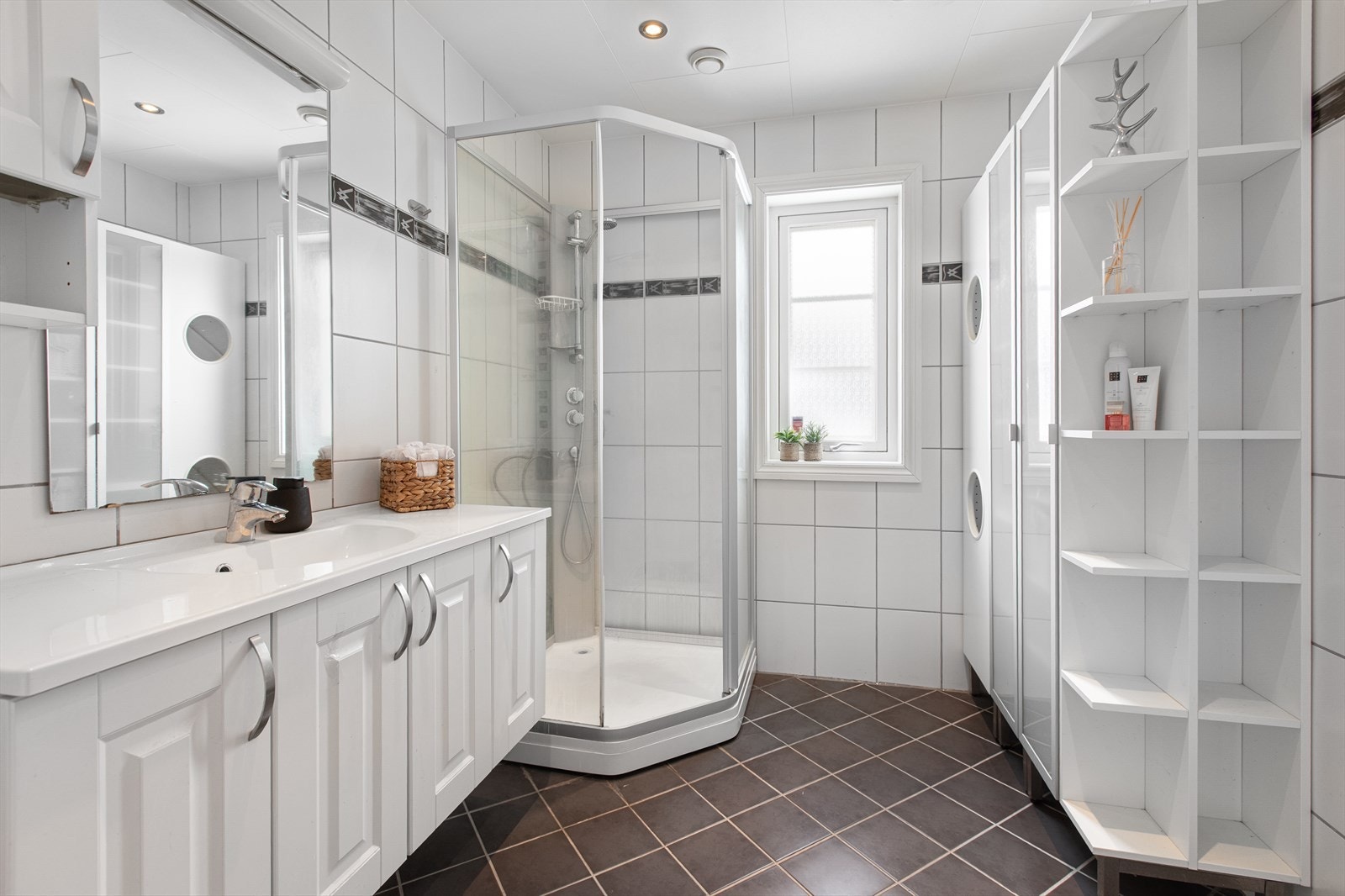 Flislagt bad i hovedetasjen med gulvvarme. Galleribilde