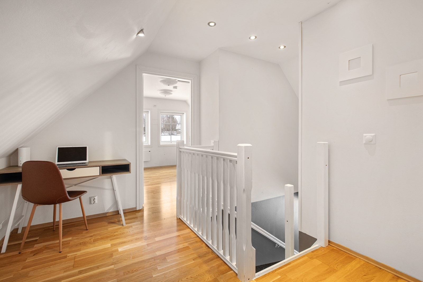 I 2. etasje er det en gang med muligheter for en kontorplass, sofagruppe eller hva man måtte ønske. Galleribilde