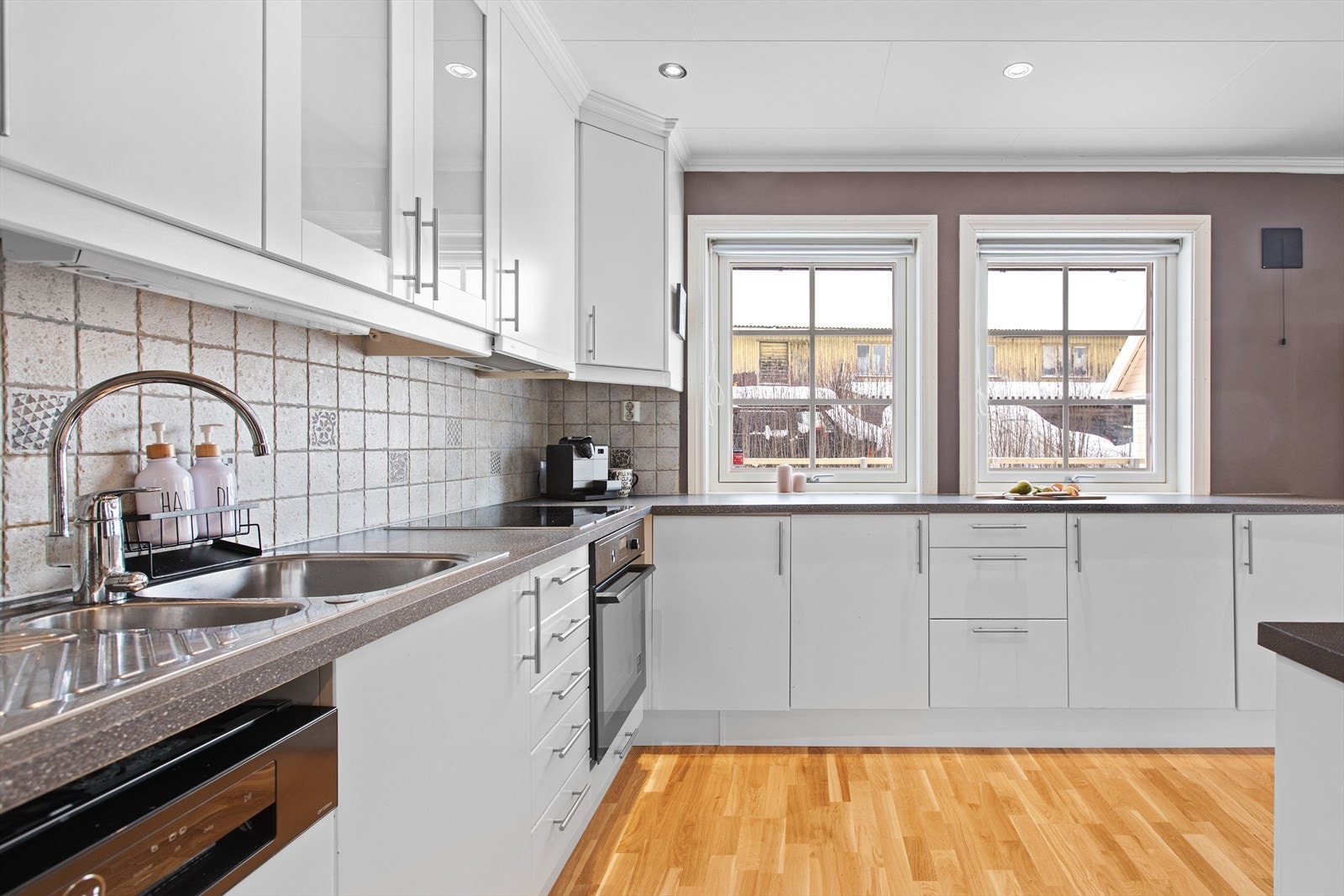 Her er det godt med skap og benkeplass for kokken i huset. Galleribilde