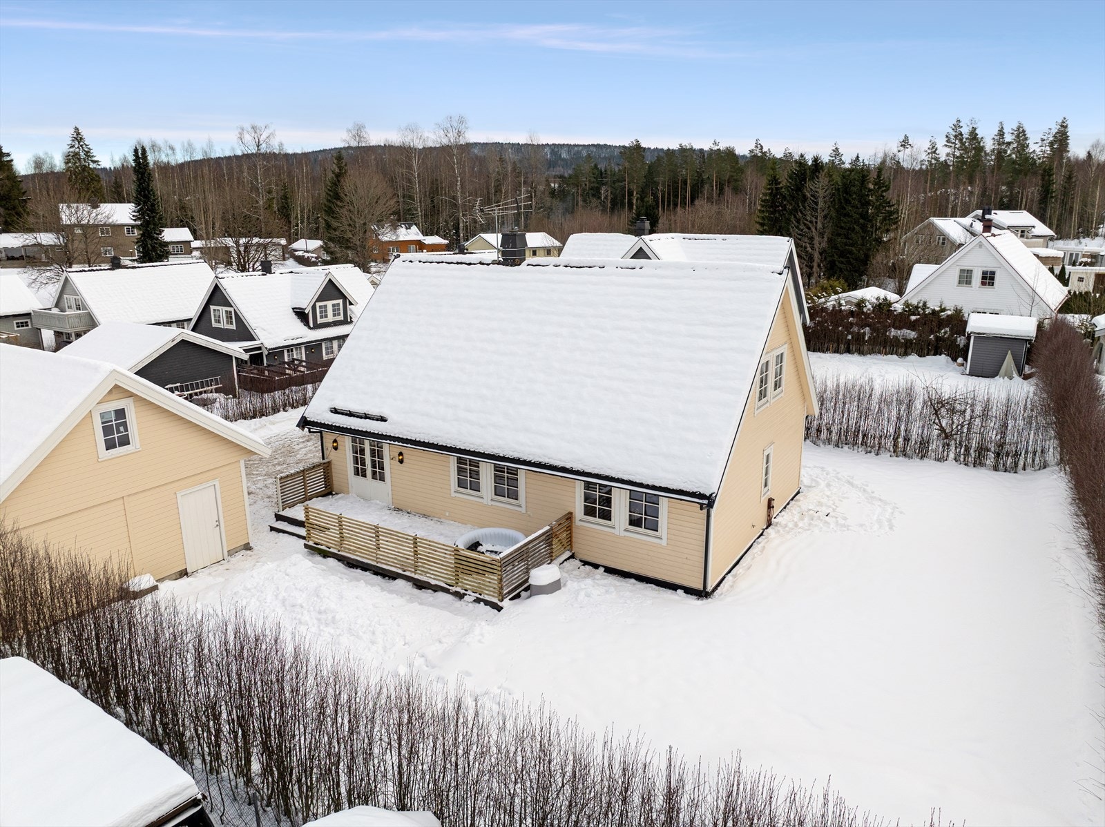 Eiendommen har en romslig tomt med plen, hekk i skjermede omgivelser. Galleribilde