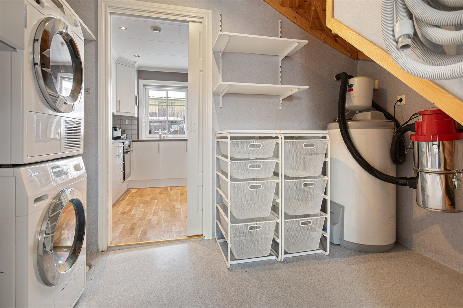 Praktisk plassert vaskerom med både tilgang fra kjøkken og entre. Sentralt støvsuger i boligen. Galleribilde