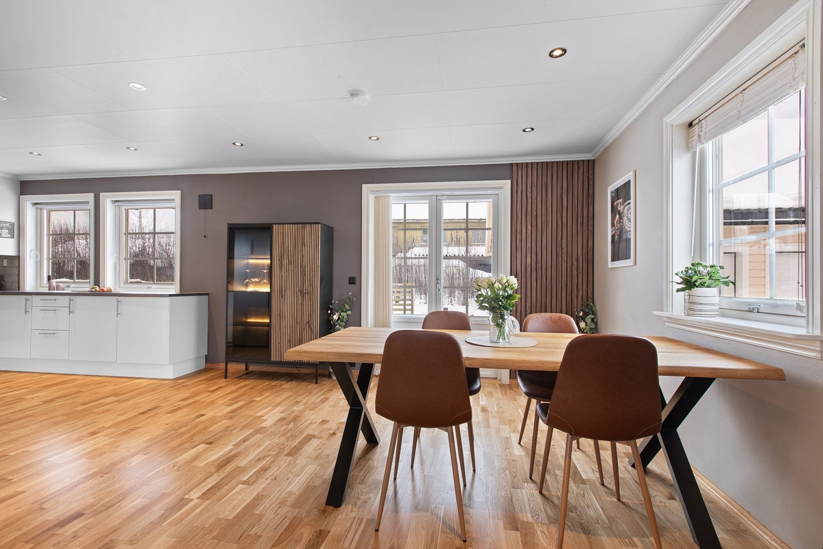 Praktisk planløsning med kjøkken og spisedel i ett. Galleribilde