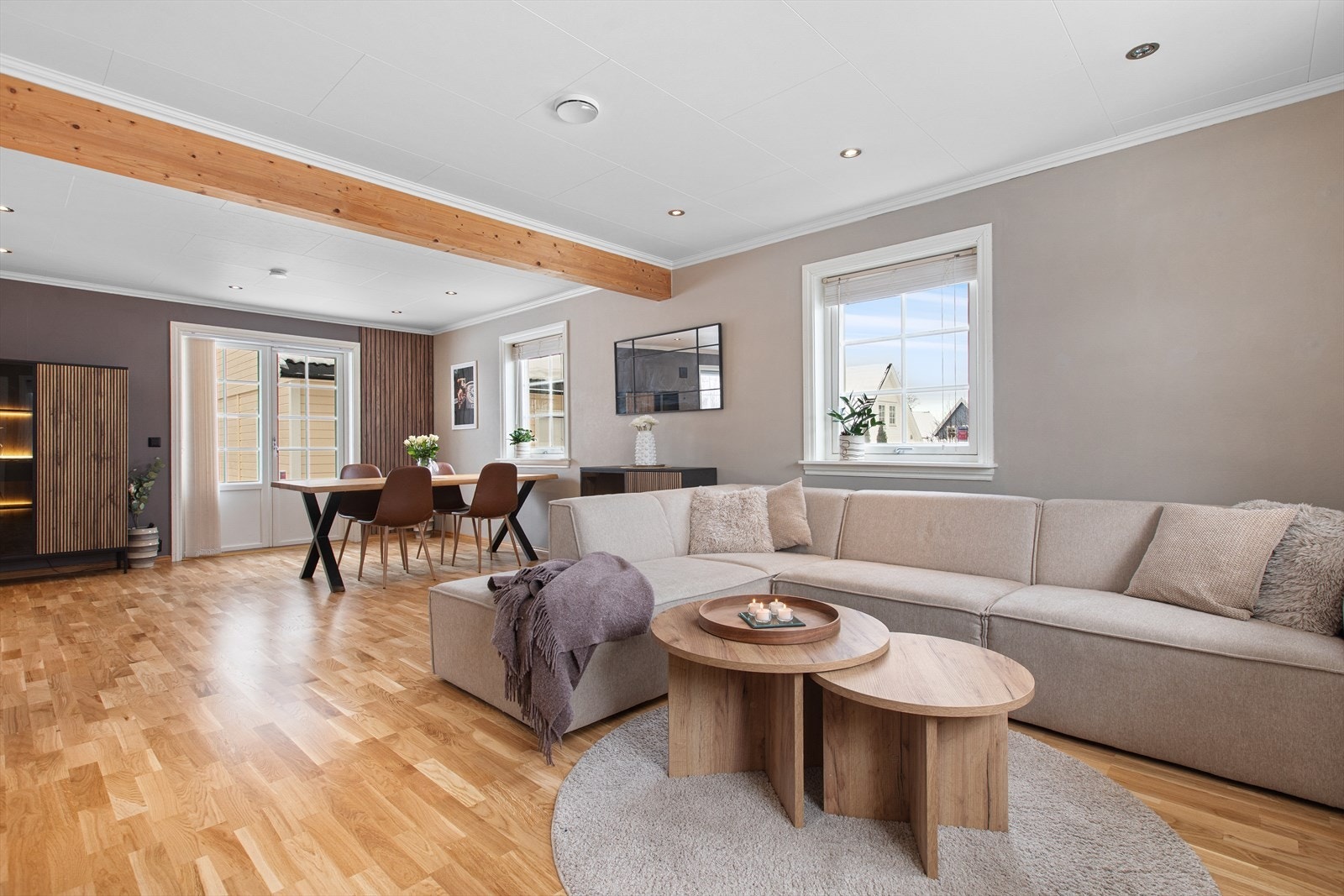 Fra entreen kommer man inn i en romslig stue med sofagruppe og spisestue del. Ny parkett i stue og kjøkken. Galleribilde