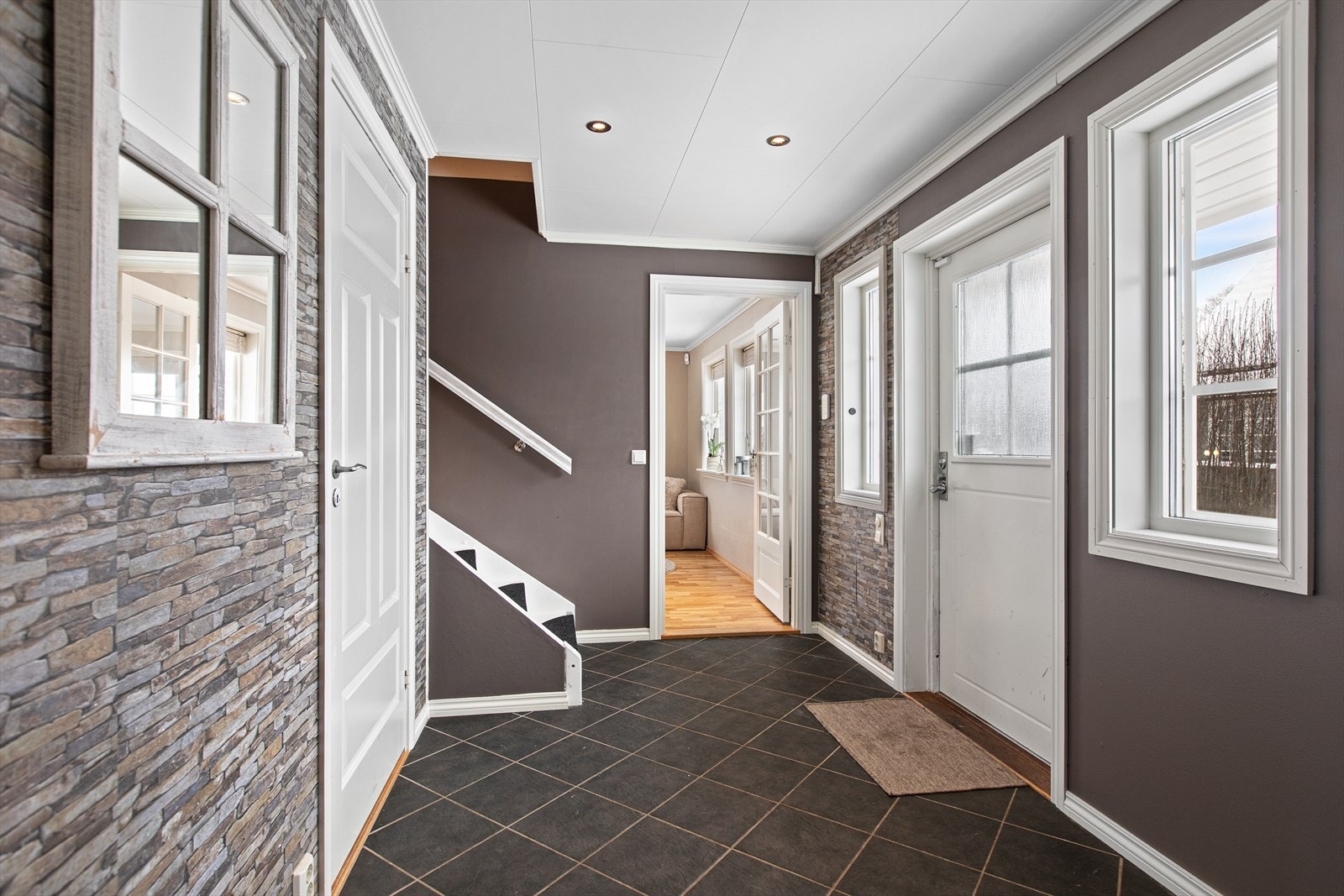 Velkommen inn... Flislagt gulv med varmekabler. Praktisk tilgang til både bad og vaskerom fra entre. Galleribilde