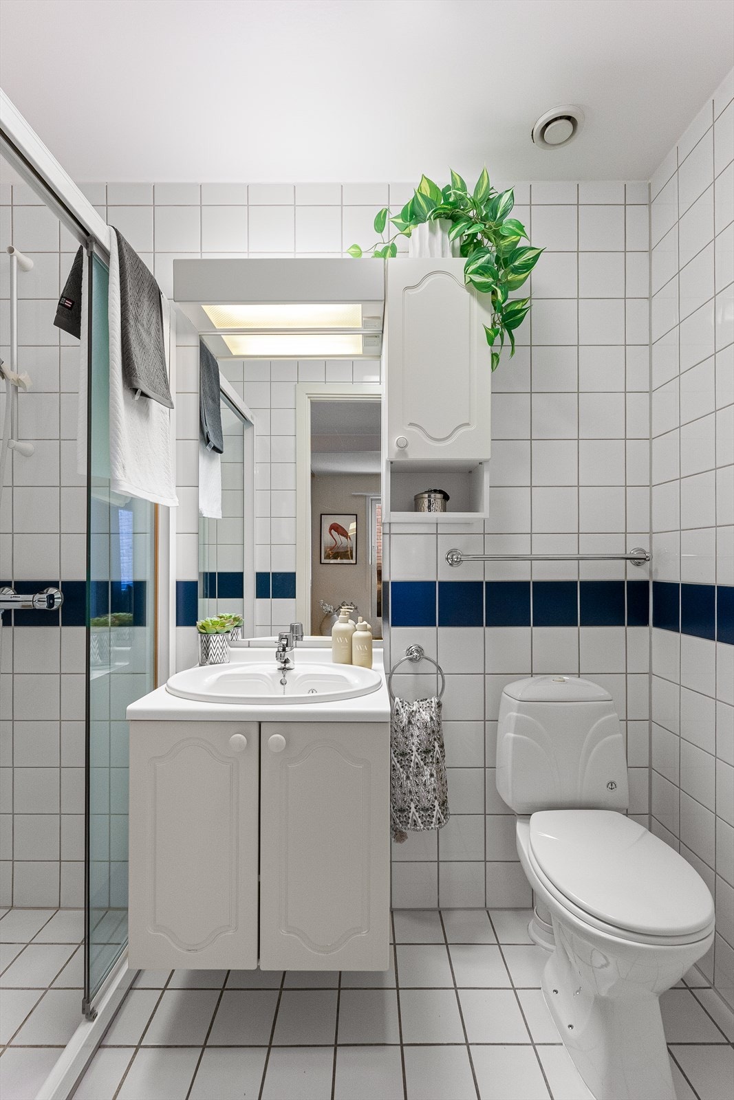 Bad nr. 2 er også innredet med dusj, servantskap og toalett Galleribilde