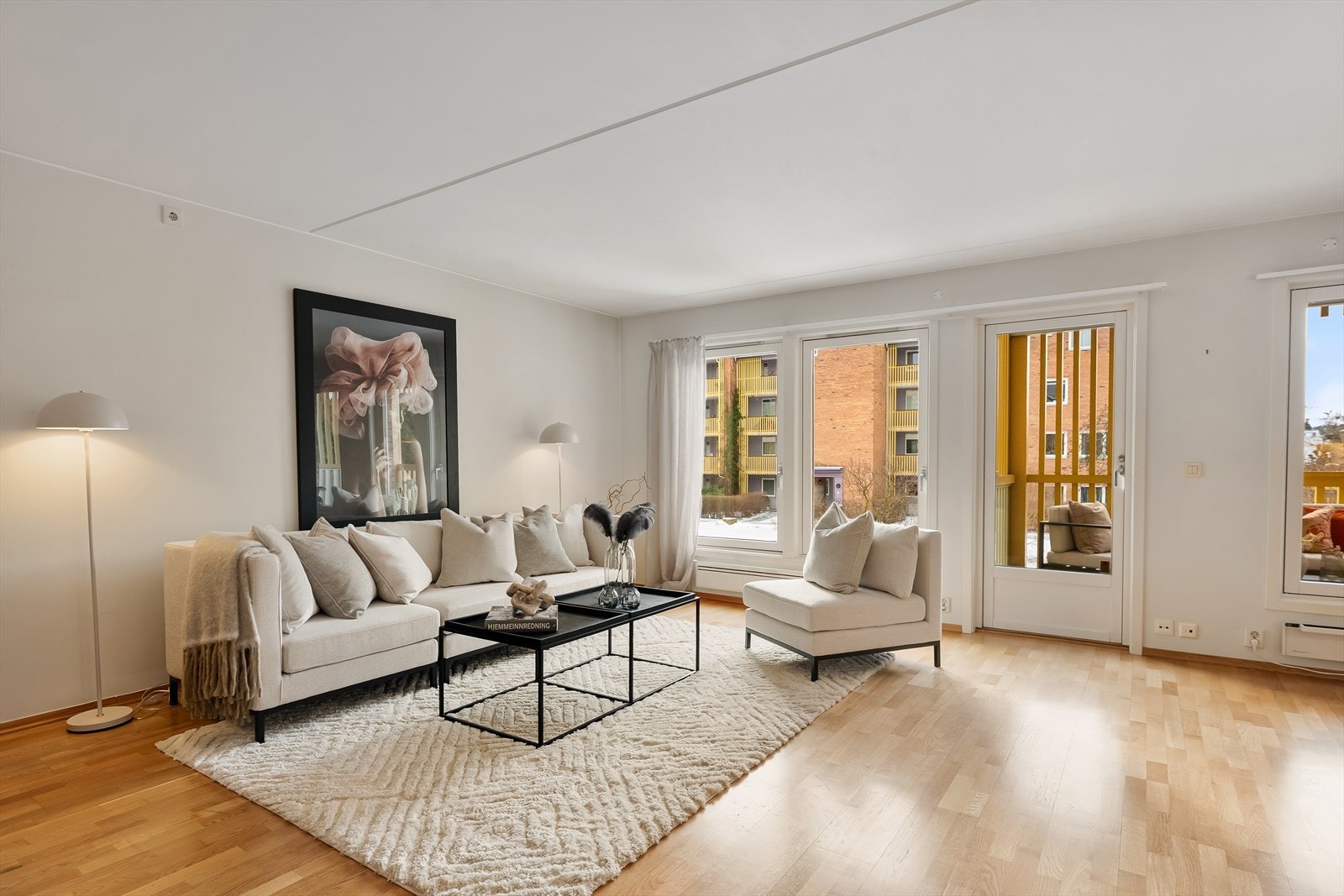 Store vindusflater i alle rom Galleribilde